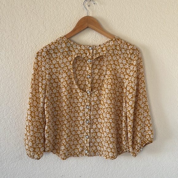 Floral 3/4 sleeves blouse Back heart cutout Size Smalll - Picture 3 of 7